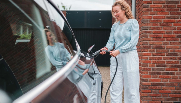 Leaserijders laden slim en groen thuis, werkgevers zijn voordelig uit